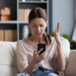 Personne regardant son téléphone après un appel qui raccroche immédiatement