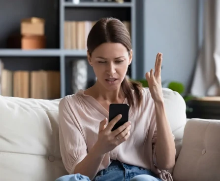 Personne regardant son téléphone après un appel qui raccroche immédiatement