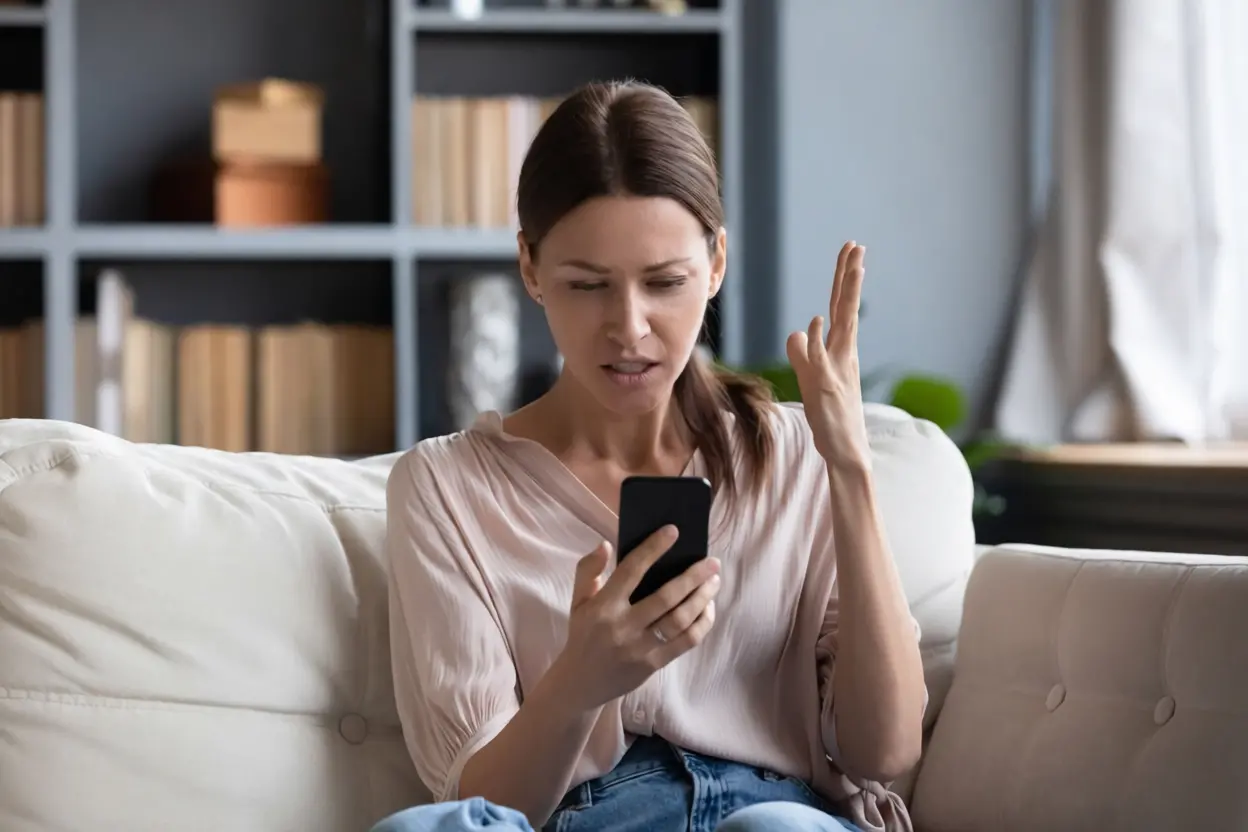 Personne regardant son téléphone après un appel qui raccroche immédiatement