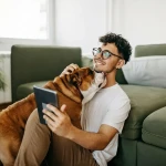Chien suivant son maître dans toutes les pièces de la maison