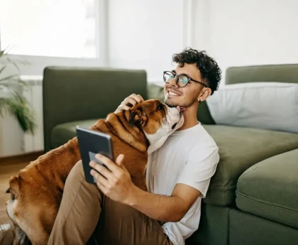 Chien suivant son maître dans toutes les pièces de la maison