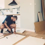 Cuisine moderne rénovée avec meubles blancs et plan de travail en bois