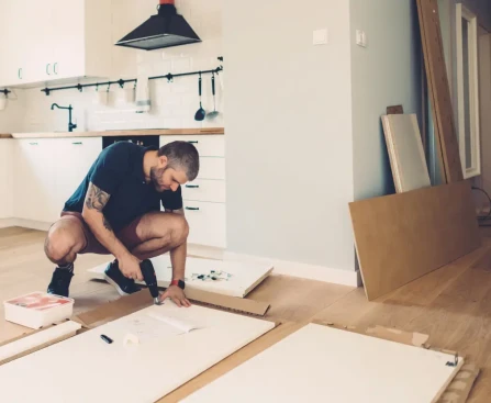 Cuisine moderne rénovée avec meubles blancs et plan de travail en bois