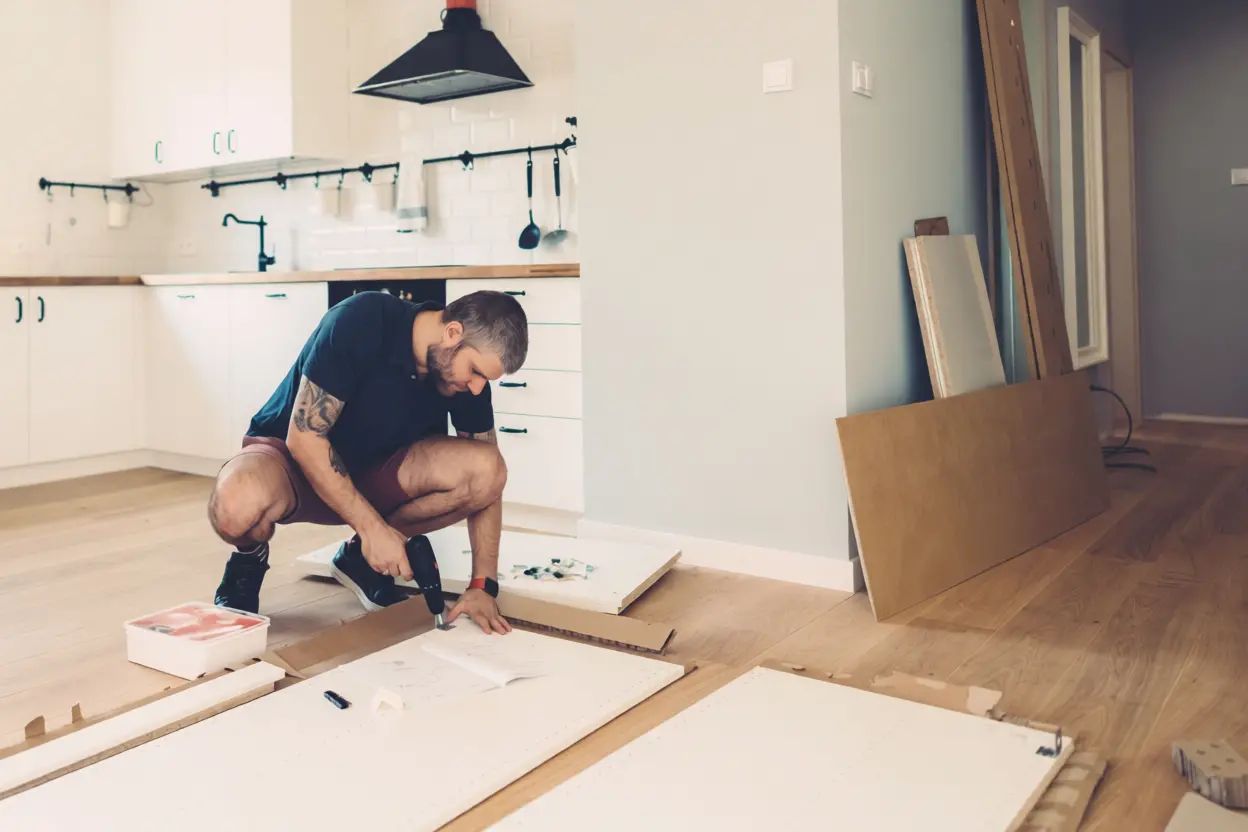 Cuisine moderne rénovée avec meubles blancs et plan de travail en bois