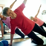 Femme pratiquant un exercice de la méthode Pilates sur un tapis à la maison