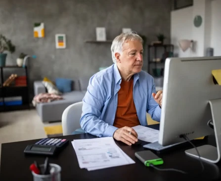 ersonne effectuant sa demande de retraite en ligne sur un ordinateur portable.