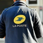 Agent de convivialité rendant visite à une personne âgée à domicile
