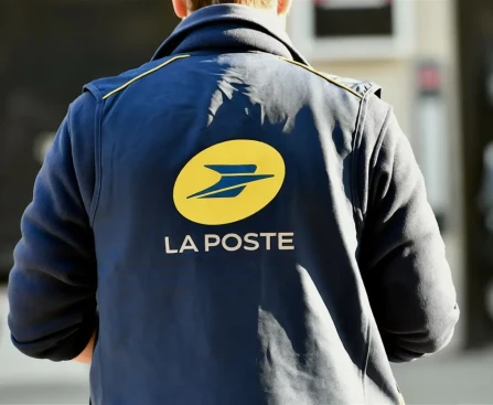Agent de convivialité rendant visite à une personne âgée à domicile