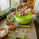 Fanes de légumes, de radis et navets fraîches prêtes à cuisiner pour éviter le gaspillage alimentaire