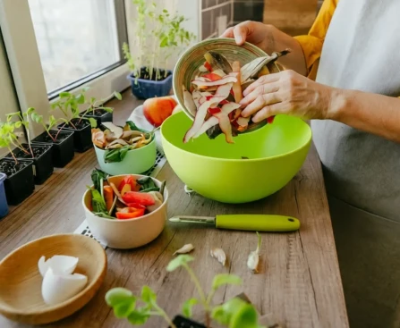 Fanes de légumes, de radis et navets fraîches prêtes à cuisiner pour éviter le gaspillage alimentaire