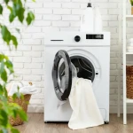 Feuilles de laurier séchées dans un sachet textile posé sur du linge propre