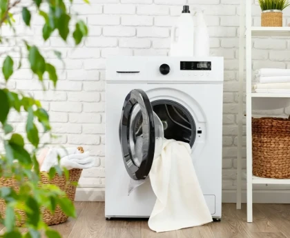 Feuilles de laurier séchées dans un sachet textile posé sur du linge propre