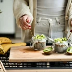 Graines de chia dans un bol avec cuillère en bois sur table de cuisine
