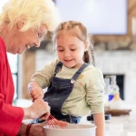 Grand-mère et petite-fille cuisinant ensemble pour renforcer leur lien affectif