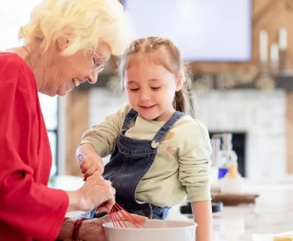 Grand-mère et petite-fille cuisinant ensemble pour renforcer leur lien affectif
