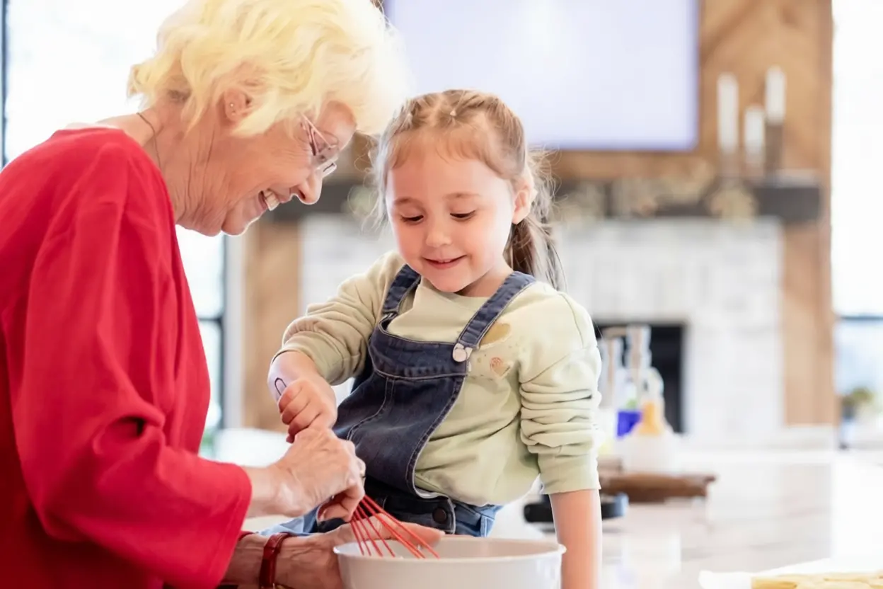 Grand-mère et petite-fille cuisinant ensemble pour renforcer leur lien affectif