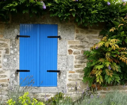 maison volets fermés en l’absence des propriétaires