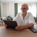 homme consultant son relevé de carrière sur smartphone avec l'application Mon Compte Retraite