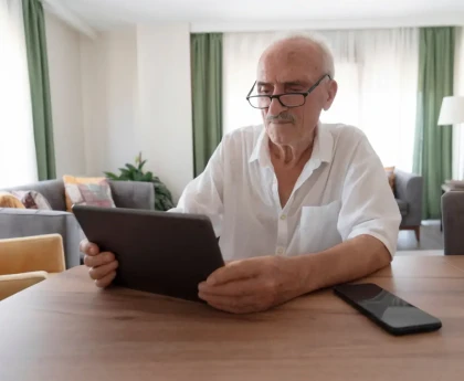 homme consultant son relevé de carrière sur smartphone avec l'application Mon Compte Retraite