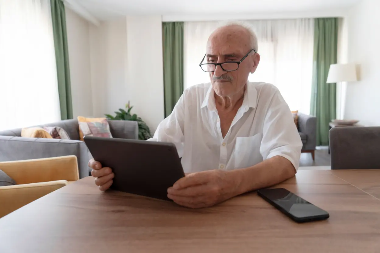 homme consultant son relevé de carrière sur smartphone avec l'application Mon Compte Retraite