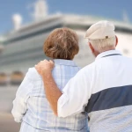 Couple de retraités sur le pont d'un bateau de croisière avec vue sur l'océan