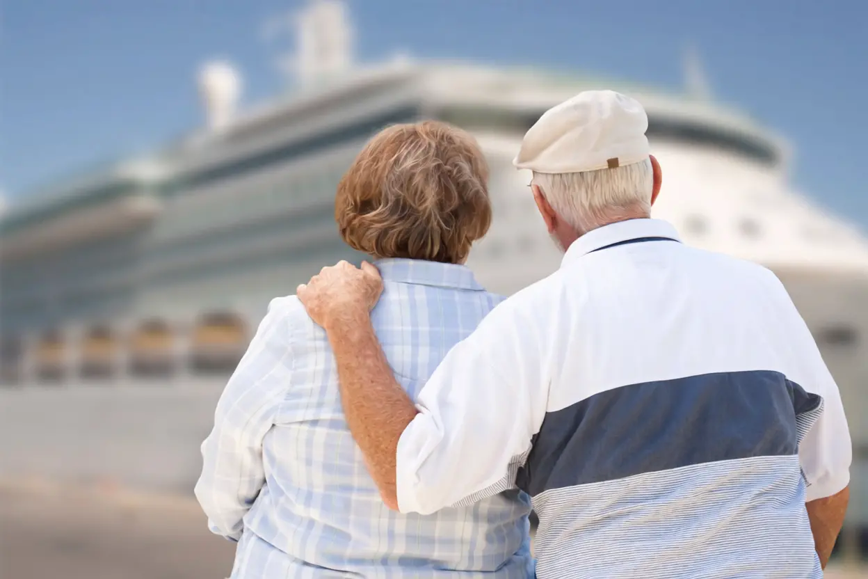 Couple de retraités sur le pont d'un bateau de croisière avec vue sur l'océan