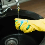 Nettoyage des taches de calcaire sur un évier noir avec du citron