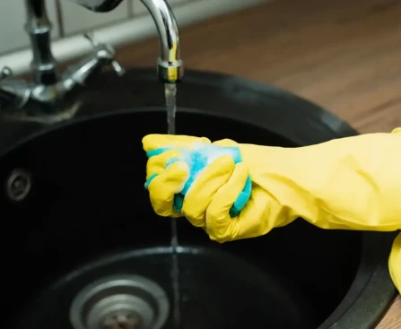 Nettoyage des taches de calcaire sur un évier noir avec du citron