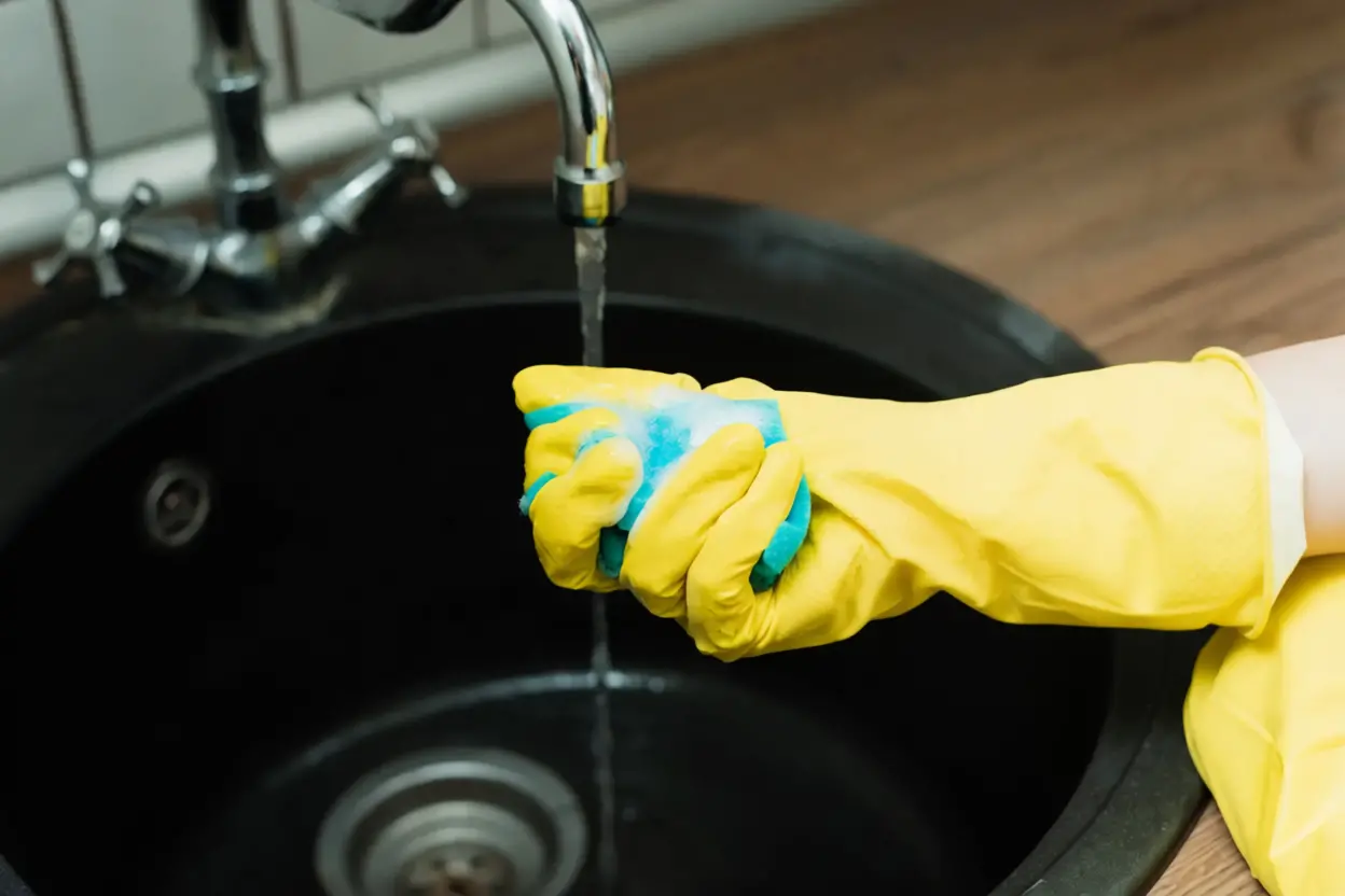 Nettoyage des taches de calcaire sur un évier noir avec du citron
