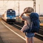Fille sur le quai pour des vacances de dernière minute