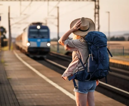 Fille sur le quai pour des vacances de dernière minute