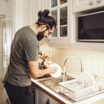 Produits ménagers courants cachant des vérités surprenantes sur un plan de travail
