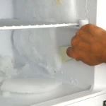 Feuille d'aluminium appliquée sur paroi de congélateur pour limiter le givre