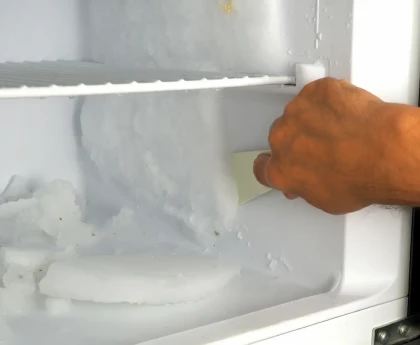 Feuille d'aluminium appliquée sur paroi de congélateur pour limiter le givre