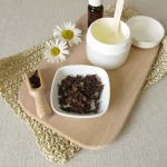 Coupelle remplie de clous de girofle placée sur une table de nuit pour repousser les moustiques