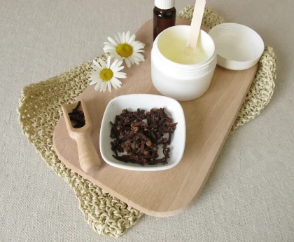 Coupelle remplie de clous de girofle placée sur une table de nuit pour repousser les moustiques