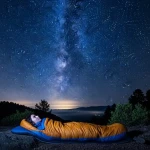 Personne dormant à la belle étoile sous un ciel étoilé en pleine nature