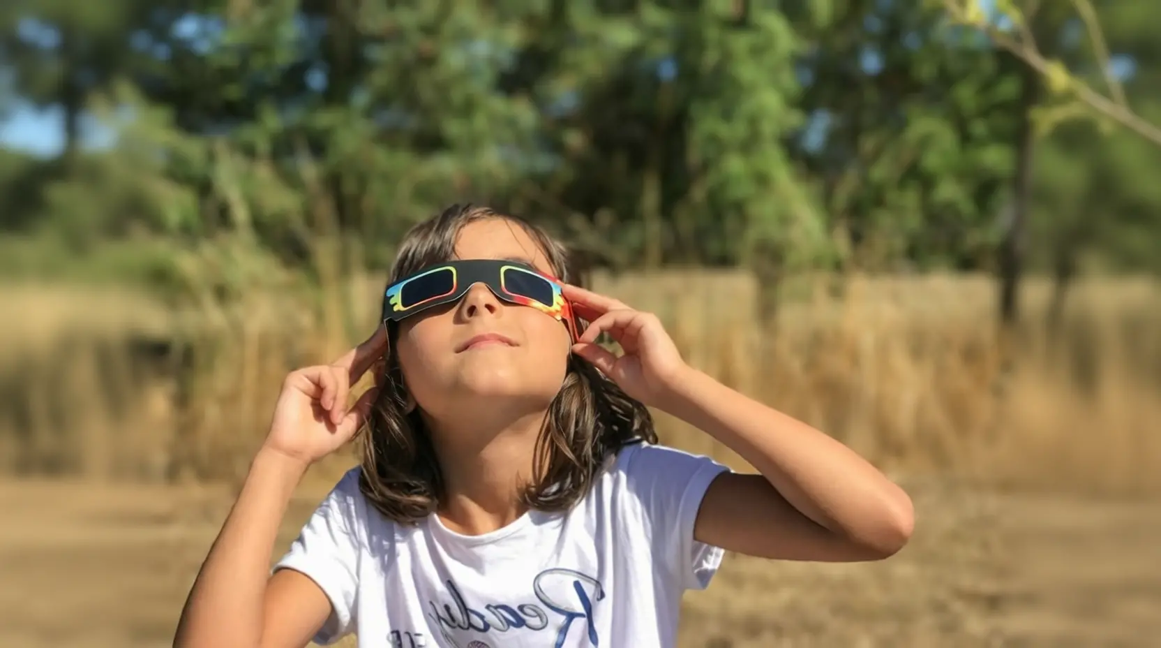 Personne portant des lunettes de protection ISO pour observer l'éclipse solaire 2026 en toute sécurité