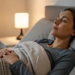 Femme pratiquant une technique de méditation pour dormir dans son lit