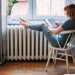 Rideau épais recouvrant un radiateur sous une fenêtre bloquant la circulation de l'air chaud