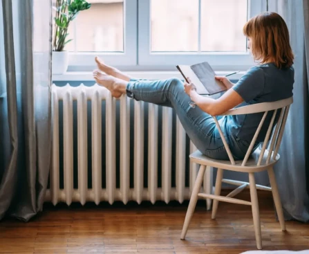 Rideau épais recouvrant un radiateur sous une fenêtre bloquant la circulation de l'air chaud