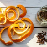 Écorces d'orange bio sur un plan de travail pour illustrer comment les recycler à la maison